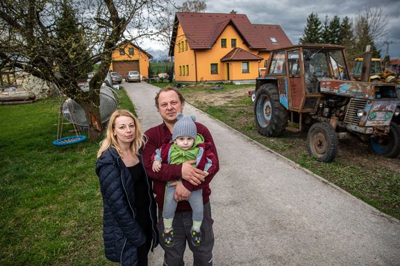 David Koutný a Alice Holubová se synem. Rodina bydlí z celé vesnice nejblíže zbrojovce.