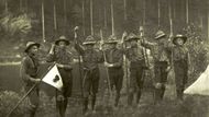 Pražská Dvojka vznikla v roce 1913 spojením družin Kamzíků a Jelenů. Funguje nepřetržitě 100 let. (Patrně nejstarší dochovaná fotografie Pražské Dvojky pochází z doby před 1. světovou válkou, zcela vlevo je zakladatel Vašek Jelen.)