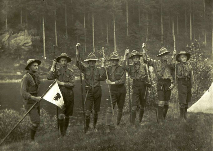 Patrně nejstarší dochovaná fotografie Pražské Dvojky pochází z doby před 1. světovou válkou a je na ní i zakladatel Vašek Jelen (zcela vlevo).