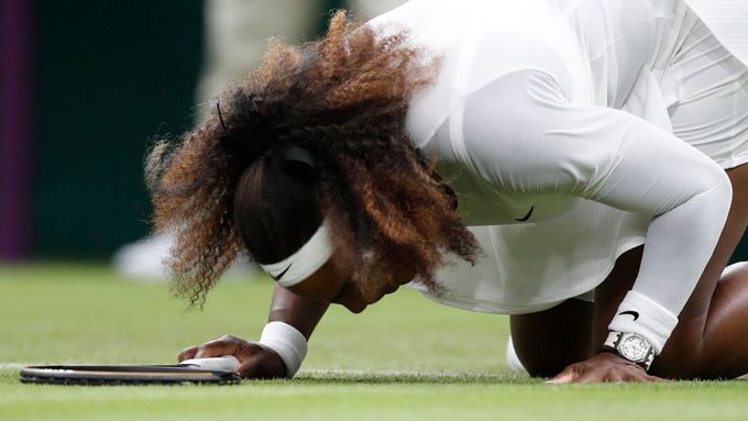 Serena Williamsová se zranila hned v prvním kole. "Rve mi to srdce," uvedla v prohlášení.