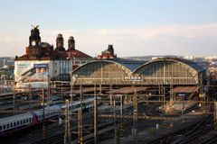 Hlavní nádraží v Praze stálo, vlak strhl trakční vedení