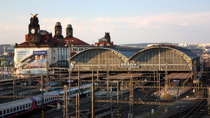 Vlaky z budoucí železnice na pražské letiště by mohly zajíždět na hlavní nádraží.