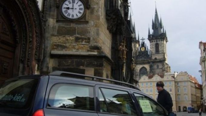 Německý vůz systému car-sharing na ukázku na Staroměstském náměstí