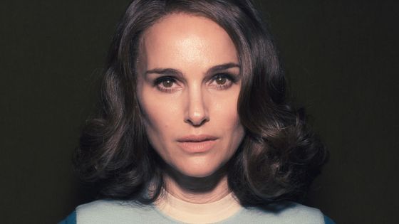 Seriál Žena v jezeře inspirovaly dvě skutečné vraždy, k nimž došlo v 60. letech v americkém Baltimoru. Na snímku je Natalie Portman jako Maddie.