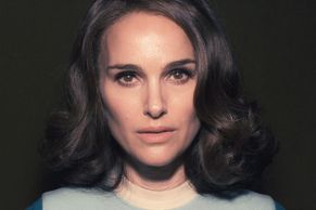 Natalie Portman poprvé hraje v seriálu. V krimi z 60. let pátrá po vrahovi žen