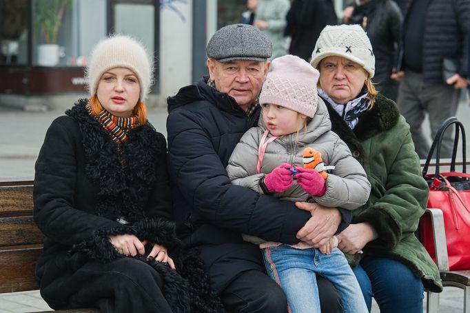 Zleva Marianna Havryšová, Ostap Havryš s vnučkou a manželka Romana Havryšová.