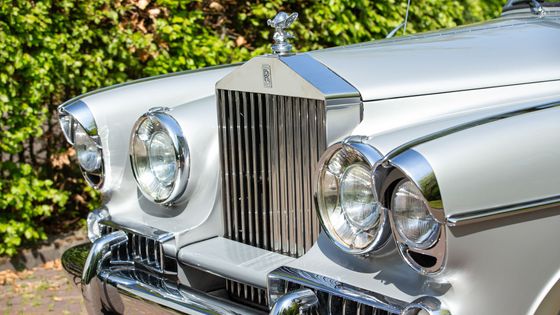 Světla má jak z Brežněvovy Čajky. Vignaleho Rolls-Royce se záchodem je na prodej