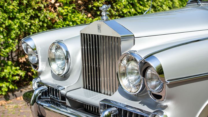 Světla má jak z Brežněvovy Čajky. Vignaleho Rolls-Royce se záchodem je na prodej