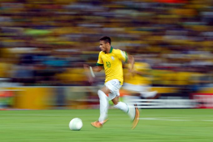 Brazil's Neymar runs with the ball during their Confederations Cup final soccer match against Spain at the Estadio Maracana in Rio de Janeiro June 30, 2013. REUTERS/Jorge