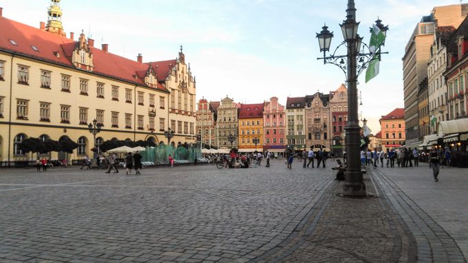 Večerní pohled na Hlavní náměstí ve Vratislavi.