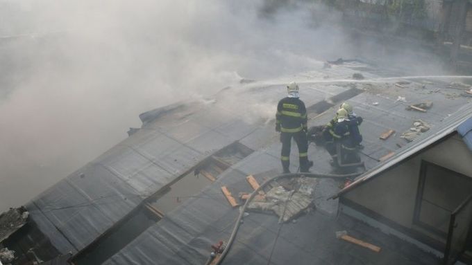Na místě požáru zasahovalo devět jednotek, které čerpaly vodu i z řeky Litavky (ilustrační foto).