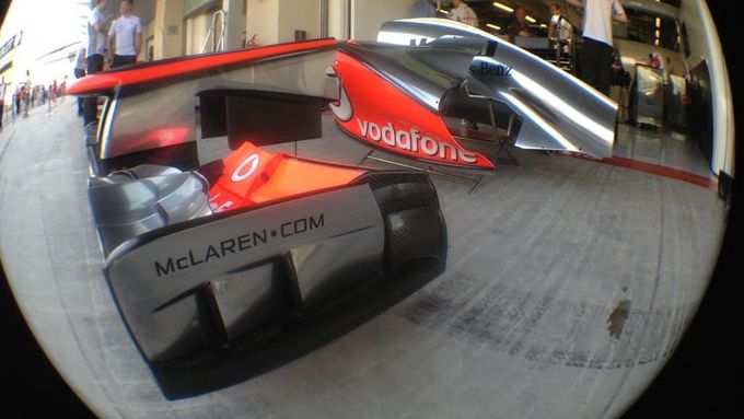 FOTO z F1: vyleštěný McLaren, vyděšený Red Bull
