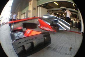 FOTO z F1: vyleštěný McLaren, vyděšený Red Bull