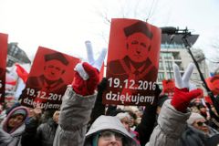 Protesty v Polsku pokračují. Policie v Krakově odvlekla demonstranty před hradem Wawel