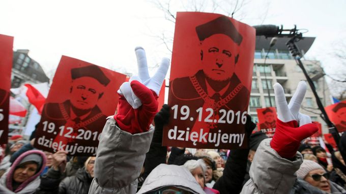 Poláci demonstrují proti vládě ve Varšavě