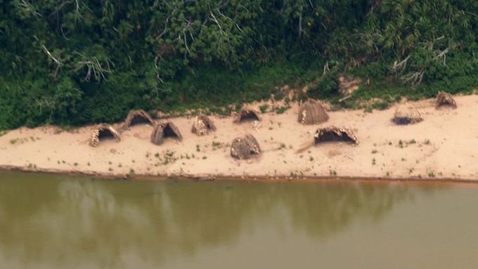 Chýše z palmových listů na břehu řeky Las Piedras u hranic Peru s Brazílií
