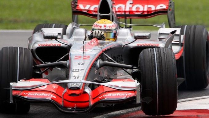 Lewis Hamilton bude startovat až z devátého místa
