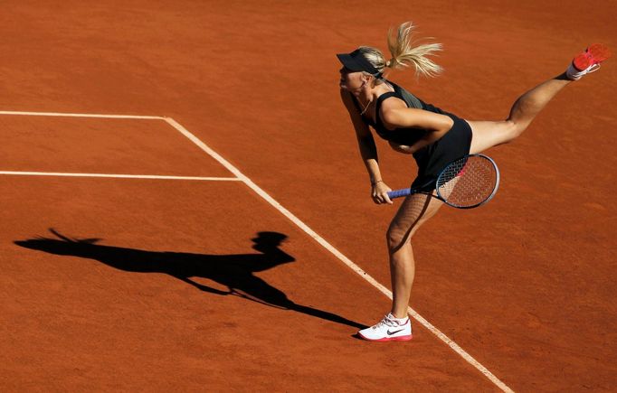 Ruská tenistka Maria Šarapovová po servisu na Češku Petru Kvitovou během semifinále French Open 2012.