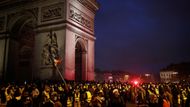 Stovky zadržených a desítky zraněných lidí. Taková je bilance víkendových protestů v Paříži a dalších francouzských městech.