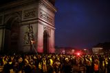Stovky zadržených a desítky zraněných lidí. Taková je bilance víkendových protestů v Paříži a dalších francouzských městech.