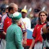 Archivní fotografie z Anglie 1996, Euro, fotbal, Karel Poborský, královna a kapitán Kadlec