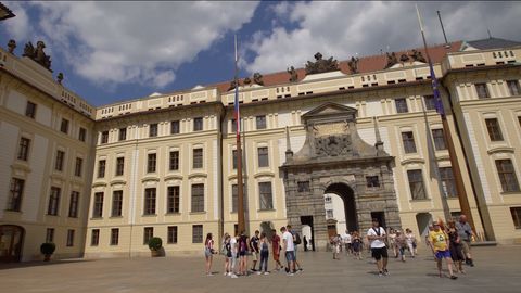 Tudy se vstupuje do Pražského hradu. Co byste měli vědět o prvním nádvoří
