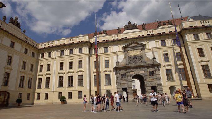 Nejvýraznějším prvkem úpravy Prvního nádvoří Pražského hradu je dvojice vlajkových stožárů.