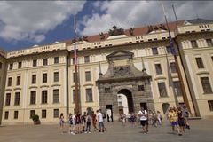 Tudy se vstupuje do Pražského hradu. Co byste měli vědět o prvním nádvoří