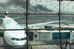 Na letišti v Dubaji začalo hořet letadlo, zahynul jeden požárník