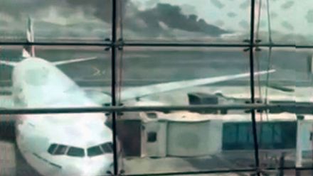 Část Boeingu 777 společnosti Emirates explodovala na dubajském letišti