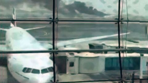 Část Boeingu 777 společnosti Emirates explodovala na dubajském letišti