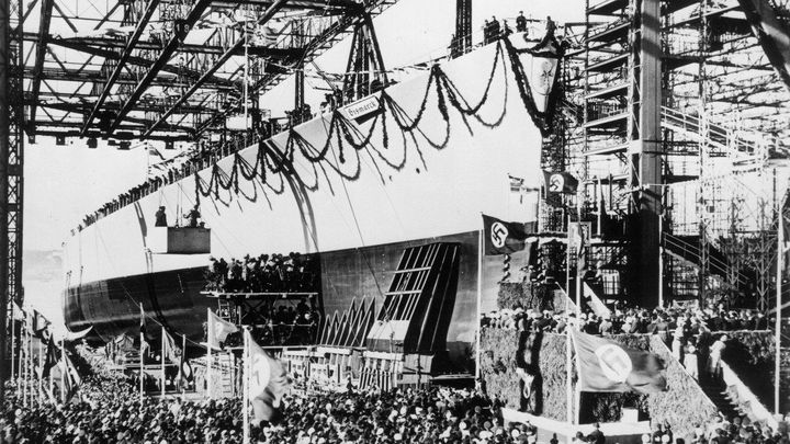 Hitlerova katedrála z oceli. Kanonáda trvala hodinu a půl, než šel Bismarck ke dnu
