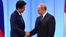 Bývalý japonský premiér Šinzó Abe a ruský prezident Vladimir Putin.