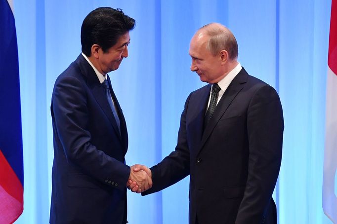 Bývalý japonský premiér Šinzó Abe a ruský prezident Vladimir Putin.
