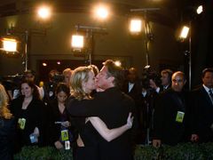 Nejlepší herec Sean Penn, který si odnesl Oscara za film Milk, pózuje před novináři. Akademii několikrát počastoval oslovením ,,vy komunističtí buzerantští parchanti, díky moc"