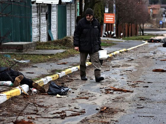 Zavraždění civilisté v ulicích Buči.