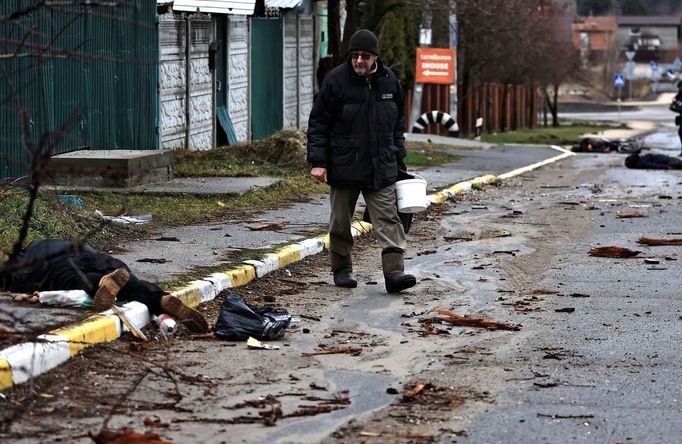 Fotografie z Buči, kde ruské jednotky zavraždily místní civilisty.