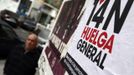 A man walks past a poster calling for a general strike in Alcorcon, near Madrid, November 11, 2012. Spain's two largest labour unions had called a general strike for November 14, the second against the conservative government since they took power in December and coinciding with industrial action in Portugal on the same day. The poster reads, "14N Strike". REUTERS/Sergio Perez (SPAIN - Tags: POLITICS CIVIL UNREST BUSINESS EMPLOYMENT) Published: Lis. 11, 2012, 2:04 odp.