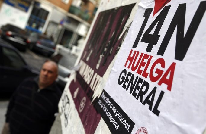 A man walks past a poster calling for a general strike in Alcorcon, near Madrid, November 11, 2012. Spain's two largest labour unions had called a general strike for November 14, the second against the conservative government since they took power in December and coinciding with industrial action in Portugal on the same day. The poster reads, "14N Strike". REUTERS/Sergio Perez (SPAIN - Tags: POLITICS CIVIL UNREST BUSINESS EMPLOYMENT) Published: Lis. 11, 2012, 2:04 odp.