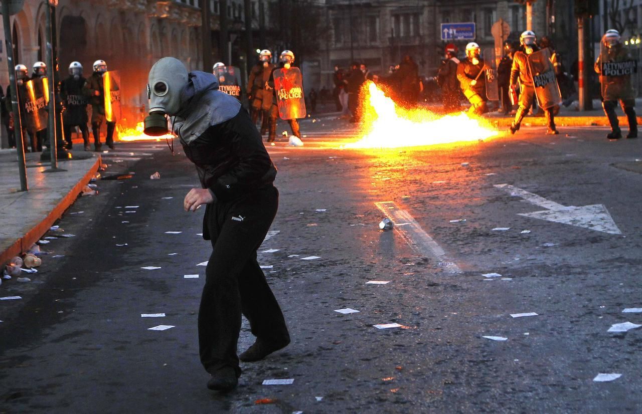 Řecký parlament schválil úspory, v ulicích byly protesty
