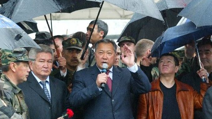 V sobotu před protestující vystoupil prezident Bakijev.