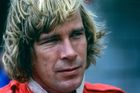 James Simon Wallis Hunt se narodil 29. srpna 1947 v anglickém Belmontu v hrabství  Surrey. Poprvé usedl do závodního automobilu v 18 letech, a jak sám říkal: "Tehdy začal můj skutečný život."