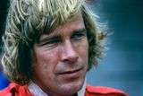 James Simon Wallis Hunt se narodil 29. srpna 1947 v anglickém Belmontu v hrabství  Surrey. Poprvé usedl do závodního automobilu v 18 letech, a jak sám říkal: "Tehdy začal můj skutečný život."