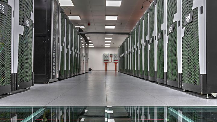 Vznikl, aby řešil potíže lidstva. Lék na virus hledá i extrémně výkonný superpočítač