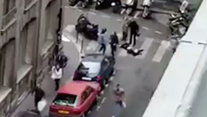 Utíkající lidé a nehybné tělo na silnici. Záběry krátce po útoku nožem v centru Paříže