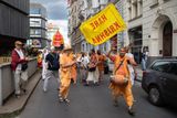 Za akcí stálo hnutí Hare Krišna, přesněji řečeno Mezinárodní společnosti pro vědomí Kršny.