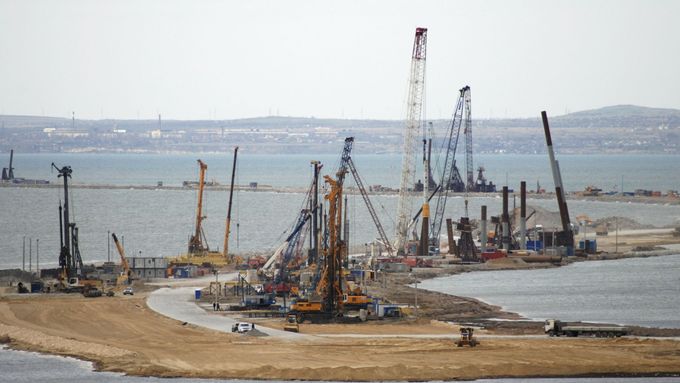 Kremelští politici spěchají s výstavbou mostu, který překlene Kerčský průliv a spojí pevninské Rusko s anektovaným Krymem.