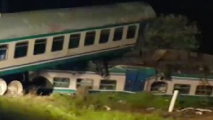 Vlak u Turína se na přejezdu srazil s kamionem, 2 lidé zemřeli