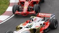 Úřadující šampion Kimi Raikkonen na Ferrari doráží na Giancarla Fisichellu z Force India.