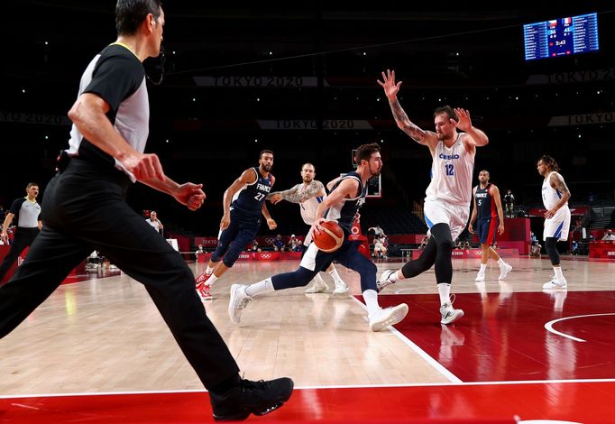 Nando de Colo a Ondřej Balvín v zápase Česko - Francie na OH 2020